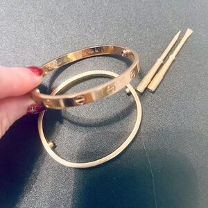 GUC screw/lock LOVE bracelets in rose gold and gold